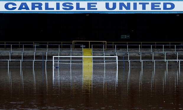 这座被洪水肆虐的英国小城里 有着球队与球迷最温暖的情谊