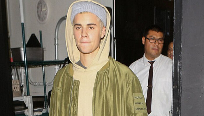 善良的丁日？从SUV里出来帮助一名从自行车上摔下来的路人