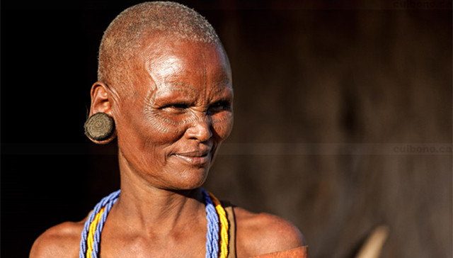 吃猴子吸大麻，这组照片带你去神奇的坦桑尼亚部落