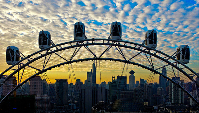 在上海的百米摩天轮吃一次高空下午茶