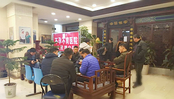 郑州一医院疑被公务员带人占领