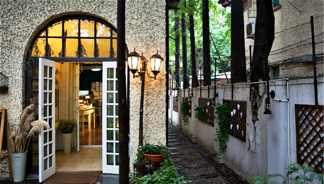 上海的一条里弄内 开着这家卖首饰的秘密花园