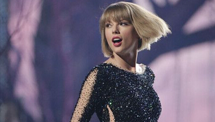 超级粉丝弹着吉他出现在家门口 霉霉叫来警察