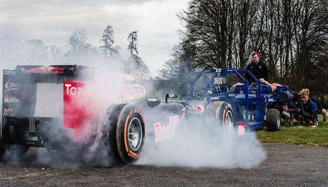 【JMedia】1000马力红牛战车和8个壮牛级橄榄球员