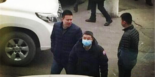 戴口罩者为郑州司法局主任郭志勇，多次出现在占领医院事件中