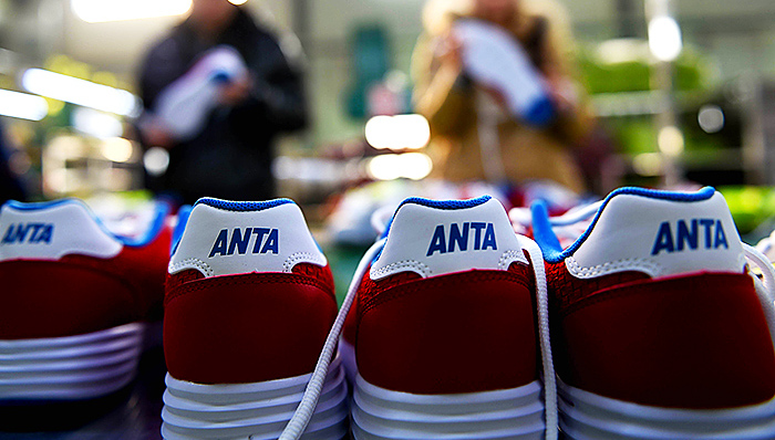 安踏成为第一个过百亿的本土体育用品公司