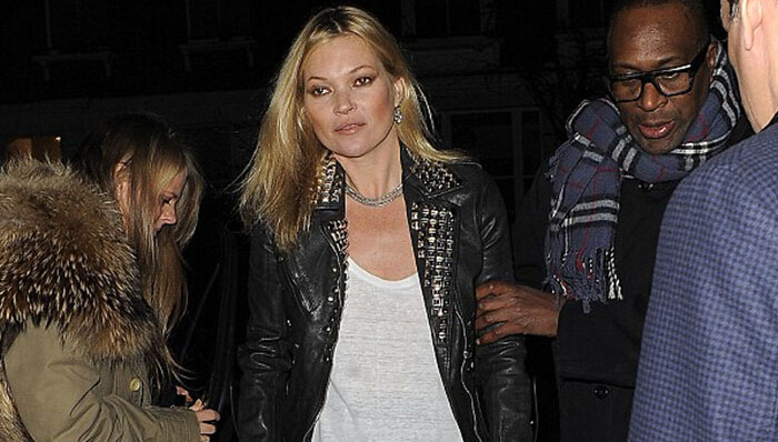 明星扎堆开爬梯  凯特·莫斯拄拐也时髦