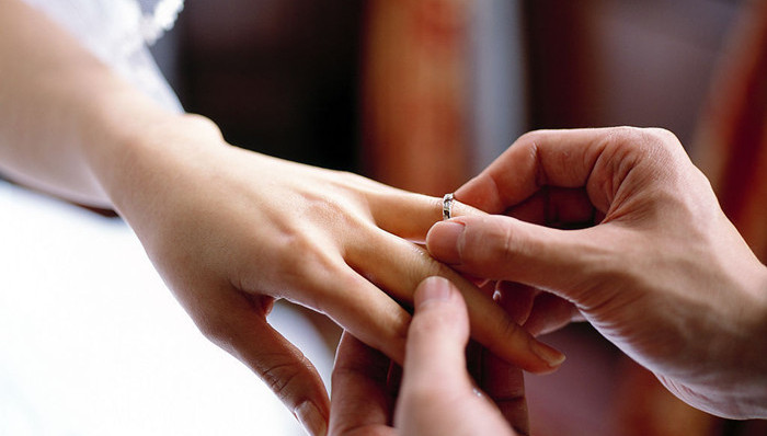 明星们如何“不经意”炫耀自己的订婚戒指？