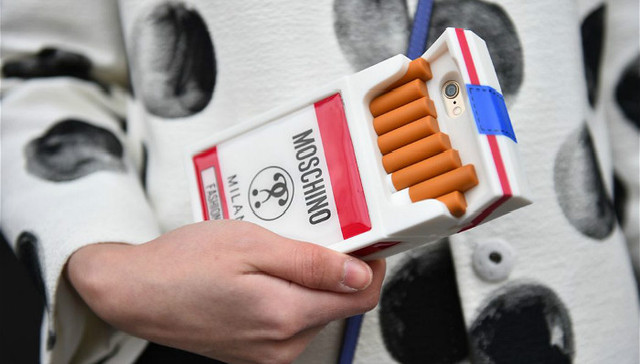 香烟总和时尚联系在一起 因为它代表了叛逆和女权