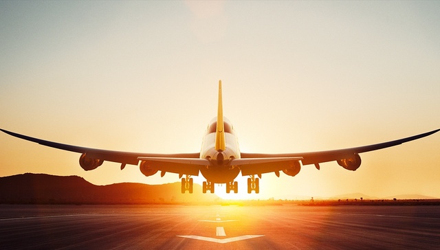 紧急情况下这架飞机会自动解体，通过降落伞把乘客安全送到地面