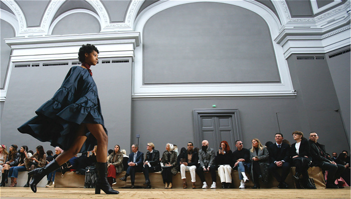 【巴黎时装周】想做机车女飞侠 该有这样一套行头