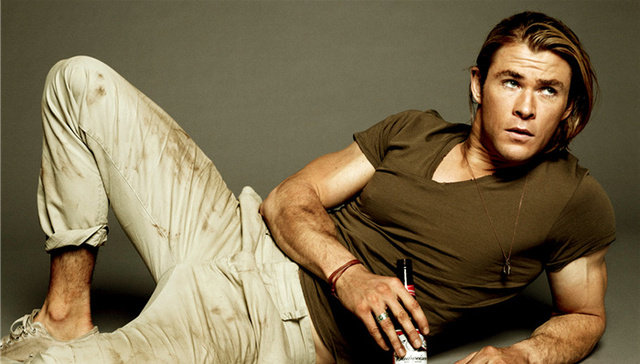 锤哥新作《捉鬼敢死队》中化身为接待小哥