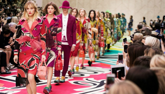 手机直播时装秀靠谱吗？品牌、直播平台和媒体都在探索