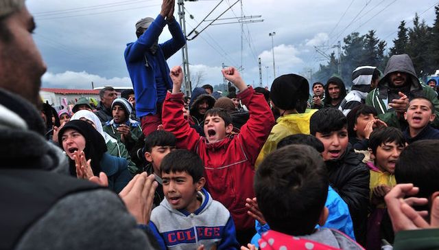 巴尔干四国争相封锁边境 难民入欧主通道被掐断