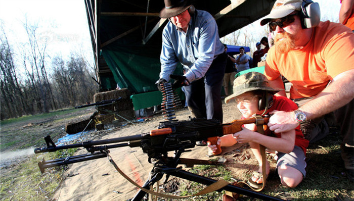 美国三百年来的流弹与厄运：持枪崇拜、悲惨事故与宿命论