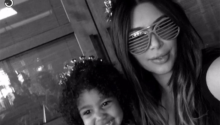 茄子！金·卡戴珊在家庭录影里一脸幸福