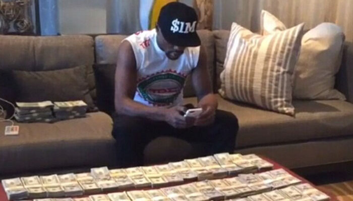 梅威瑟又秀成堆现金 重申已是退役状态