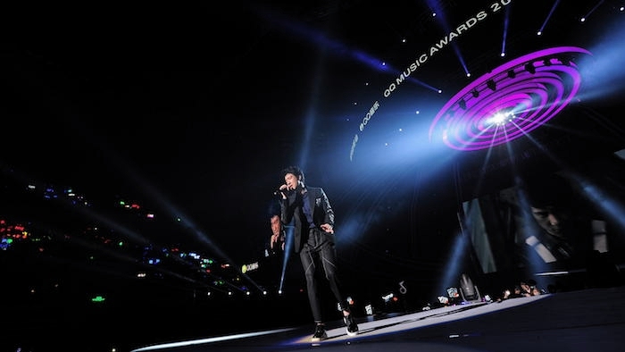 QQ音乐巅峰盛典：周董鼓励偶像歌手 李宇春颁奖闹“男歌手”乌龙