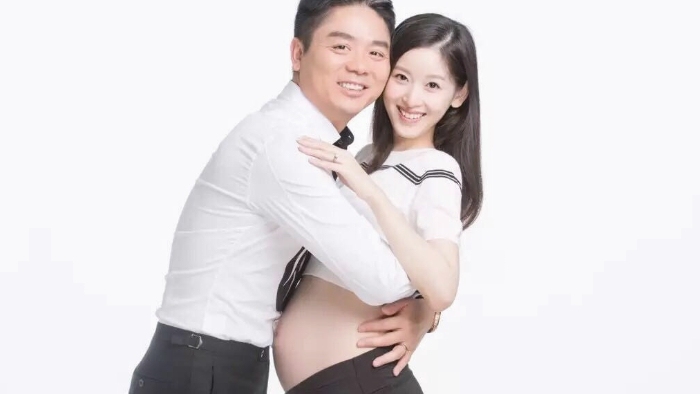 奶茶妹妹已顺利生产 刘强东升级当爸爸！