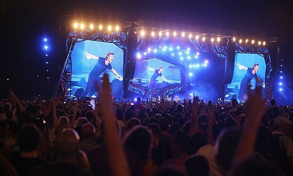 滚石乐队点亮哈瓦那的夜晚，这是半世纪以来古巴的首场西方乐队演出