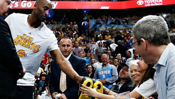 从铁王到“送鞋老大爷” 本赛季每场赛后科比都送签名球鞋