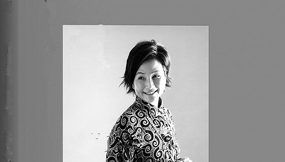 “侠女”郑佩佩出自传《回首一笑七十年》