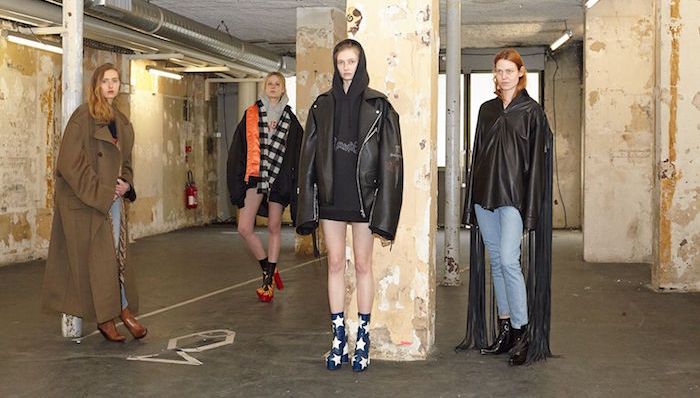 为什么衣服要打折出售？因为生产过剩了呗