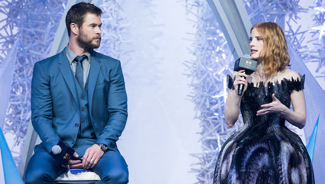 《猎神：冬日之战》发布会 粉丝邀请锤哥逛长城吃卤煮