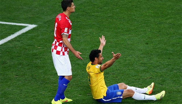 假摔发展史：它如何成为了球场上最具争议的行为？