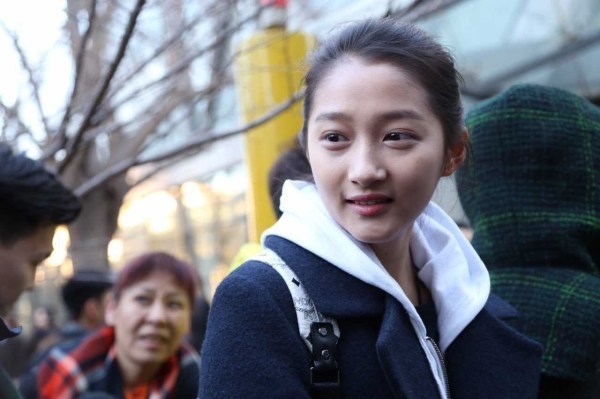 关晓彤北电专业第一，张雪迎中戏表演状元，小小花们的星途坦荡