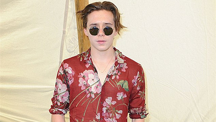 科切拉音乐节的时尚穿衣经：布鲁克林的花衬衫，尖叫女皇的流苏短裙