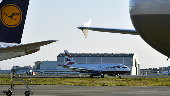 伦敦机场一客机疑遭无人机撞击