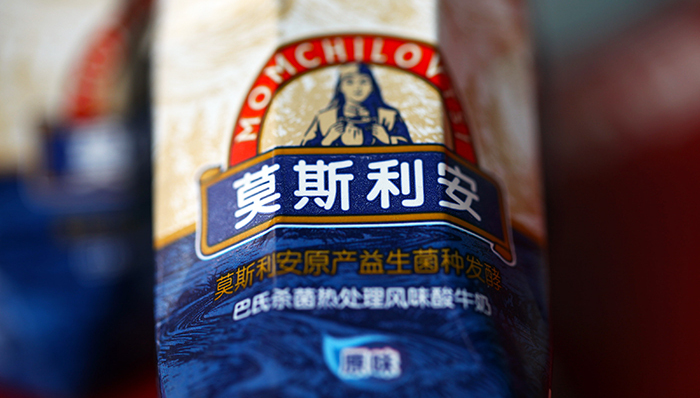 光明乳业净利下滑26%