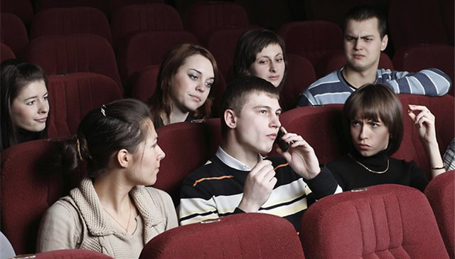 电影院该不该允许观众使用手机？