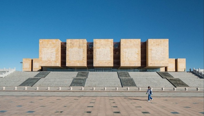 中国最大的“鬼城”里那些荒废的建筑奇迹