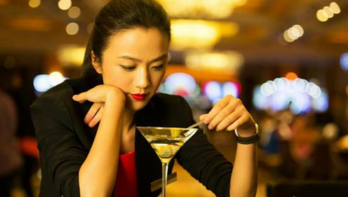 暴力拆解《北京遇上西雅图2》：一场惨烈的强行装逼失败