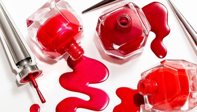 【是日美好事物】红底鞋推出新的红指甲油 匡威鞋让你的脚荧光起来