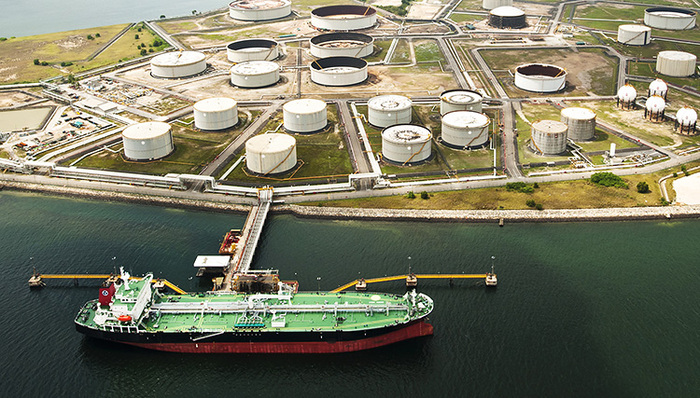 超级油轮进入青岛港