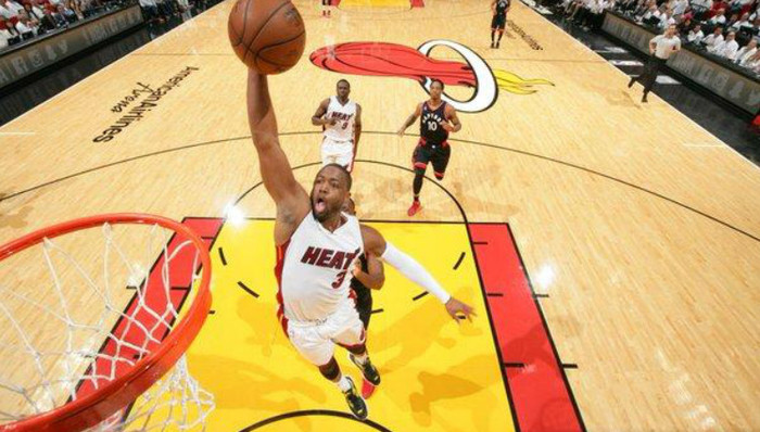 【NBA官网】24中13斩背靠背30+ “闪电侠”韦德梦回2005