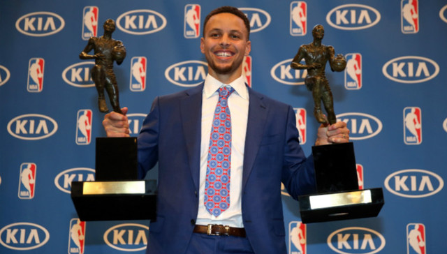 史上首位全票当选 史蒂芬·库里“卫冕”赛季最有价值球员