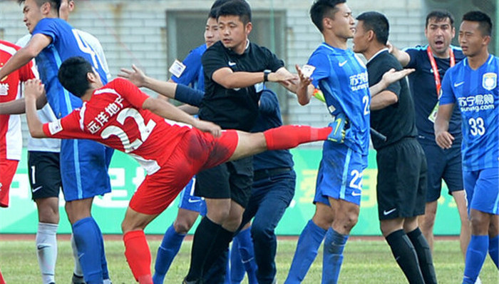 【视频】中国足坛再现“拳武行” 武汉宏兴与江苏苏宁赛后爆发围殴