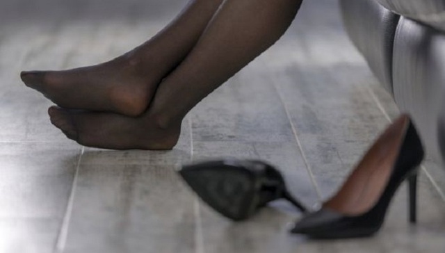 英国普华永道前台妹子没穿高跟鞋被开除 这合理合法吗？