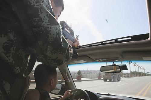 山西铲车街头乱撞致1死20伤 武警1枪击毙司机