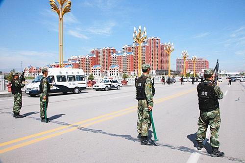 山西铲车街头乱撞致1死20伤 武警1枪击毙司机