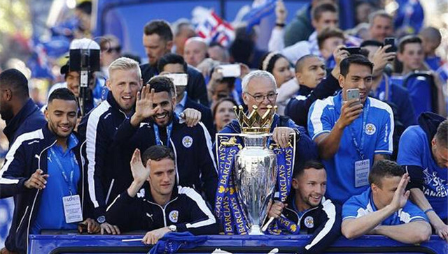 莱斯特城建队132年首夺顶级联赛冠军 12万人涌上街头庆祝