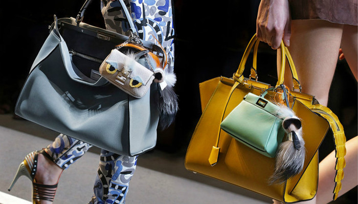 连塞个手机都勉强 但这样的迷你包正流行