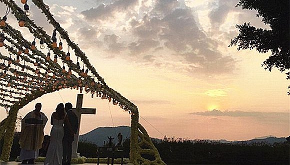 辣妹为好友伊娃·朗格利亚设计礼服，并出席了她的婚礼