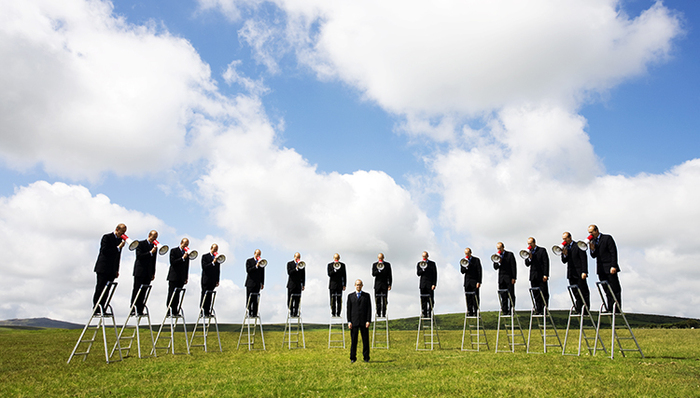 携程员工拉横幅讨薪,携程去哪儿合并效应