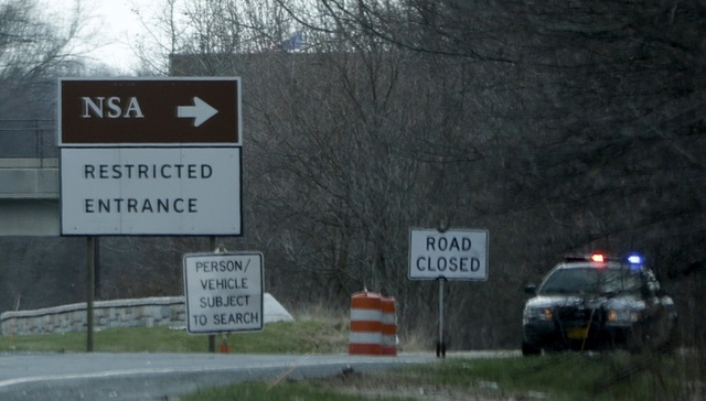 为什么斯诺登选择向媒体爆料？都是因为这两个倒霉的男人