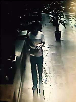 被监控器拍到的石俊峰。